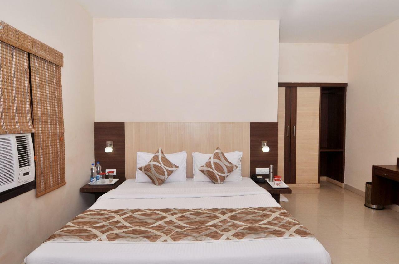 Sivamurugan Hotels Кумбаконам Экстерьер фото
