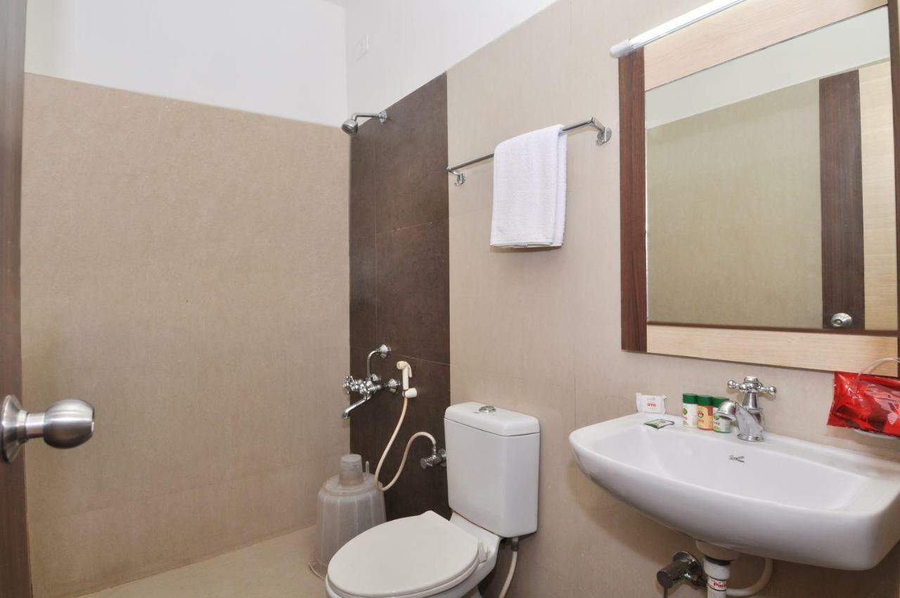 Sivamurugan Hotels Кумбаконам Экстерьер фото